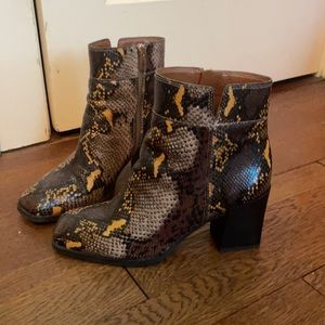 *ALMOST NEW* Snakeskin Square-toed Boots